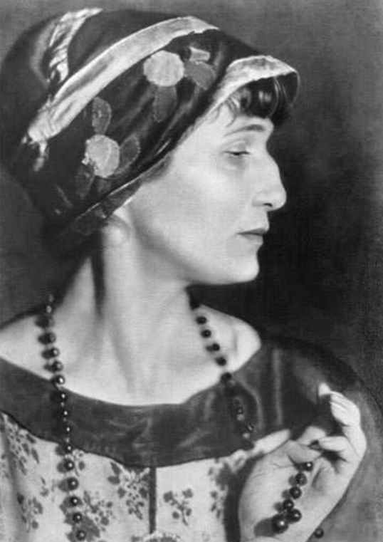 Портрет А. А. Ахматовой. 1922 г. Фотограф: М. С. Наппельбаум